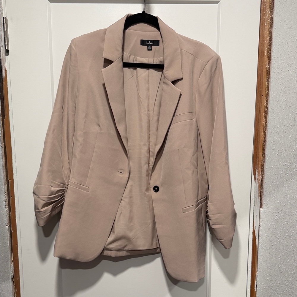 Lulu's Classic Beige Blazer